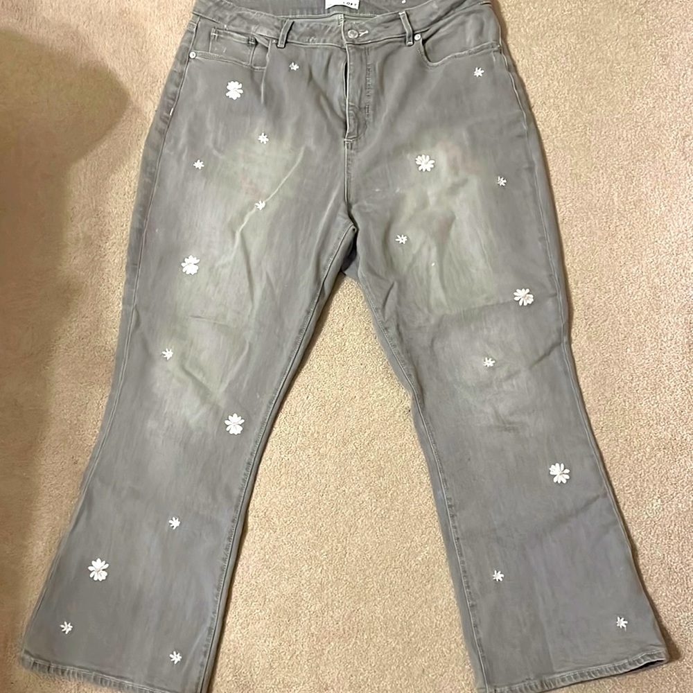 Loft grey distressed high waisted cropped pants with white daisy.